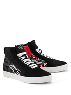 Alpinestars FQ20 Ride-63 Canvas schoenen, casual straatrijschoenen, zwart, wit en felrood, hoog canvas model met witte veters en zolen, voorzien van Alpinestars-logo's en rode geometrische graphics, motorsport-geïnspireerde lifestyle-schoenen