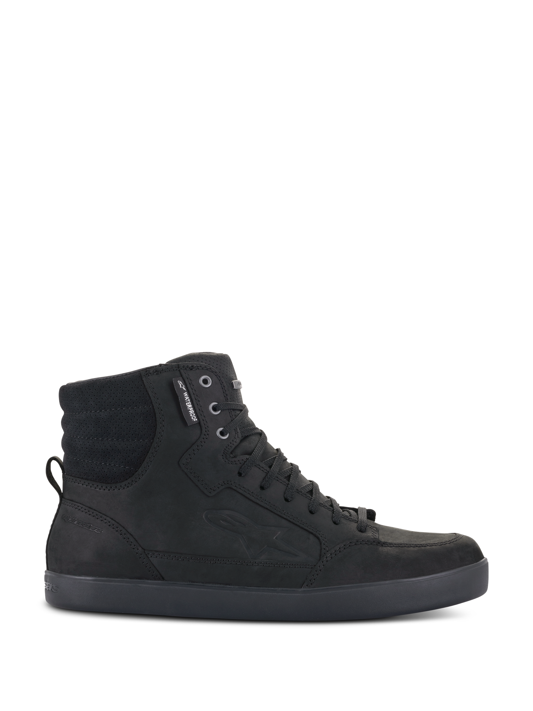Alpinestars J-6 Waterproof Shoe, zwarte leren motorschoen, hoog sneaker-geïnspireerd ontwerp, zijaanzicht met veters, waterproof-label en reliëflogo, casual urban stijl