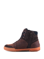 Alpinestars Chrome Crafted Drystar® schoenen, urban motorschoenen, bruin en gum, zijprofiel met panelen van premium leer en suède, gumkleurige rubberen zool, ritssluiting aan de zijkant voor een gemakkelijke instap en Drystar-merknaam in reliëf, casual streetwear-stijl voor stedelijk motorrijden.