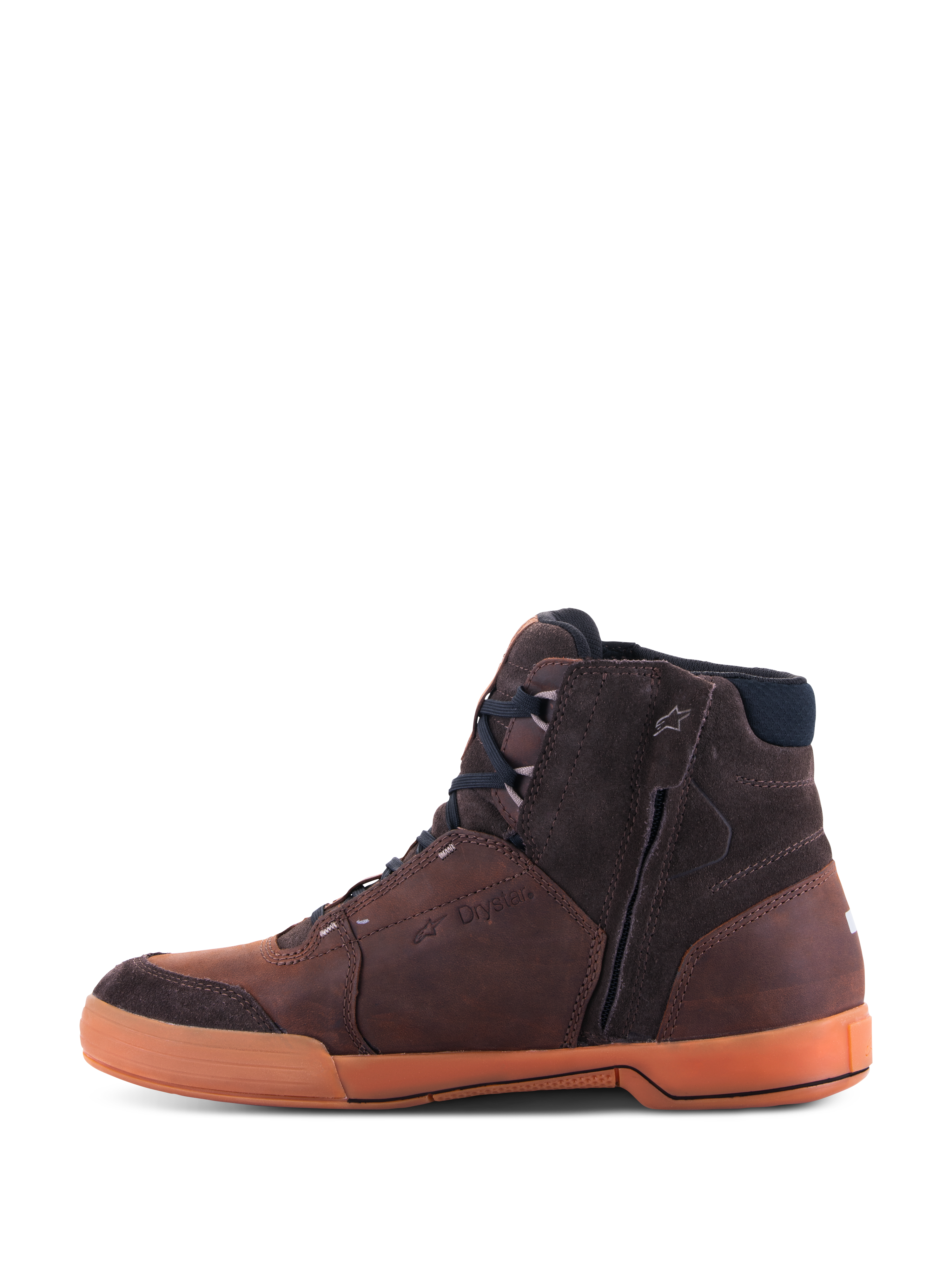 Alpinestars Chrome Crafted Drystar® schoenen, urban motorschoenen, bruin en gum, zijprofiel met panelen van premium leer en suède, gumkleurige rubberen zool, ritssluiting aan de zijkant voor een gemakkelijke instap en Drystar-merknaam in reliëf, casual streetwear-stijl voor stedelijk motorrijden.