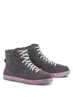 Alpinestars J-6 Waterproof damesschoenen, rijschoenen, lichtgrijs met fuchsia accenten, hoog sneaker-model, bovenwerk van suède en leer, witte veters, roze bies op de zool en veteroogjes, urban motoruitrusting