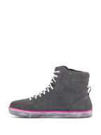 Alpinestars J-6 Waterproof damesschoenen, motorschoenen, lichtgrijs en fuchsia, hoog sneakerontwerp met grijs suède bovenwerk, witte veters, fuchsia accenten en een verweerde grijze rubberen zool