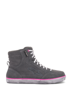 Alpinestars J-6 Waterproof damesschoenen, motorrijschoen in sneakerstijl, donkergrijs suède en lederen bovenwerk met witte veters, opvallende fuchsia accenten langs de zool, waterdicht label, ontworpen voor stedelijk gebruik