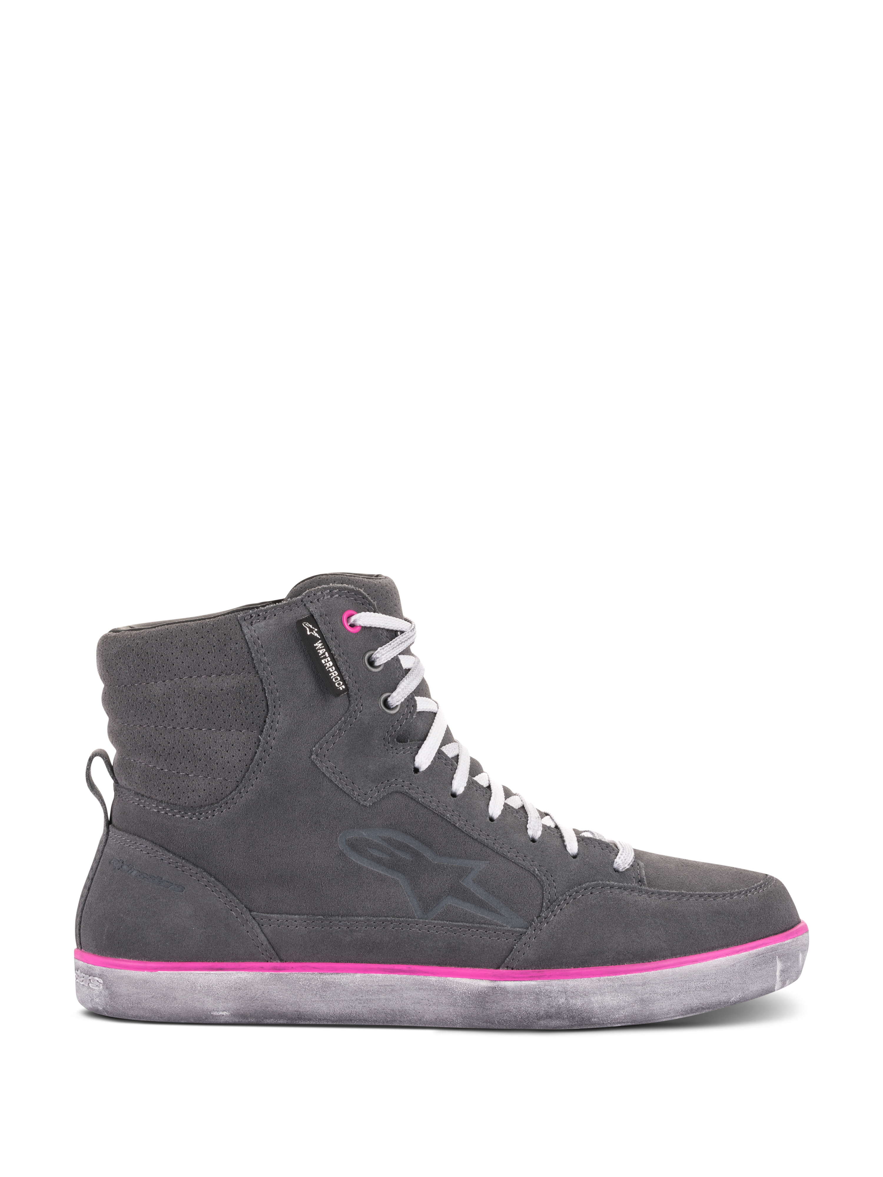 Alpinestars J-6 Waterproof damesschoenen, motorrijschoen in sneakerstijl, donkergrijs suède en lederen bovenwerk met witte veters, opvallende fuchsia accenten langs de zool, waterdicht label, ontworpen voor stedelijk gebruik
