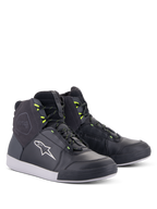 Alpinestars Chrome Drystar® schoenen, stedelijke motorschoenen, zwart, donkergrijs en neongeel, hoog model van premium leer en suède, voorzien van een wit Alpinestars-logo en neongele veterlussen, casual beschermend schoeisel in straatstijl