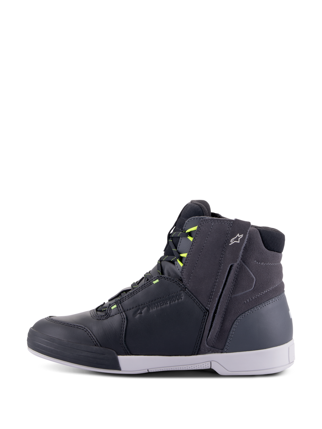 Alpinestars Chrome Drystar® schoenen, motorrijschoenen, zwart, donkergrijs en fluorgeel, zijprofiel met casual high-top urban design, ritssluiting aan de zijkant, witte zool en waterdichte constructie van leer en suède met fluorgele accenten.