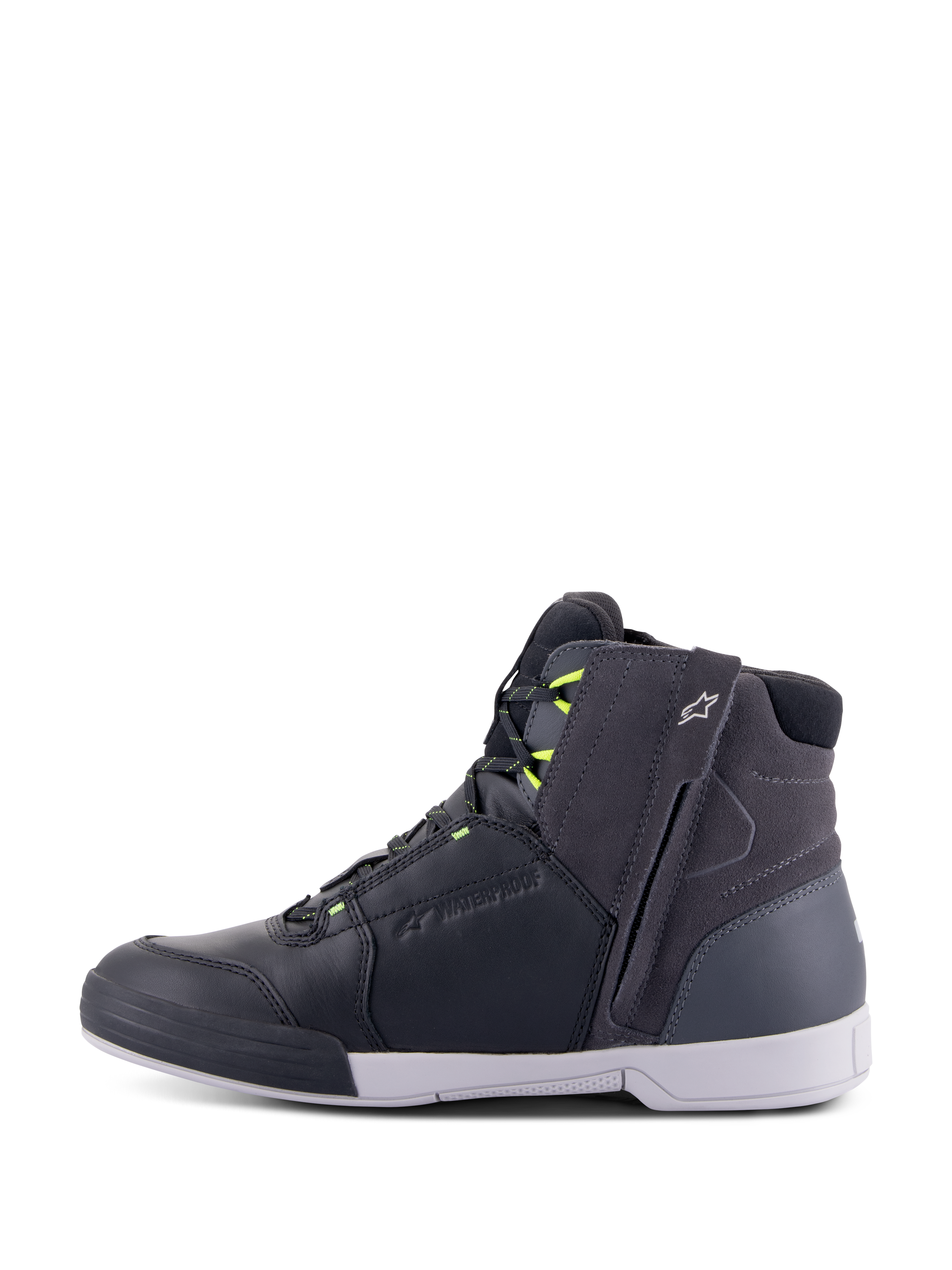 Alpinestars Chrome Drystar® schoenen, motorrijschoenen, zwart, donkergrijs en fluorgeel, zijprofiel met casual high-top urban design, ritssluiting aan de zijkant, witte zool en waterdichte constructie van leer en suède met fluorgele accenten.