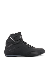 Alpinestars Sektor Waterproof schoenen, motorschoenen, zwart, zijaanzicht met een lichtgewicht microfiber chassis, enkelband met witte branding, reliëflogo en laag uitgesneden sportief ontwerp voor op de weg.