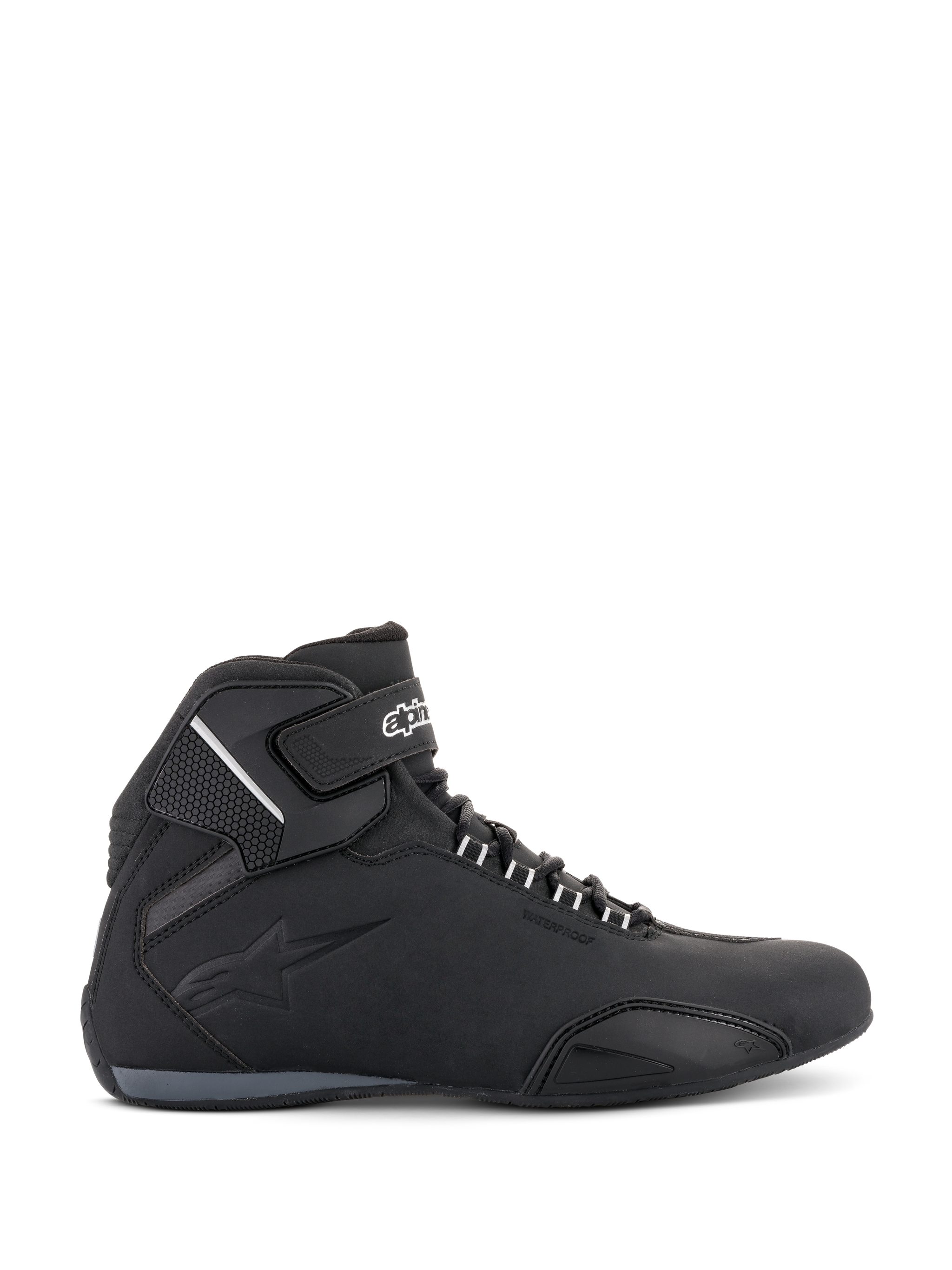 Alpinestars Sektor Waterproof schoenen, motorschoenen, zwart, zijaanzicht met een lichtgewicht microfiber chassis, enkelband met witte branding, reliëflogo en laag uitgesneden sportief ontwerp voor op de weg.