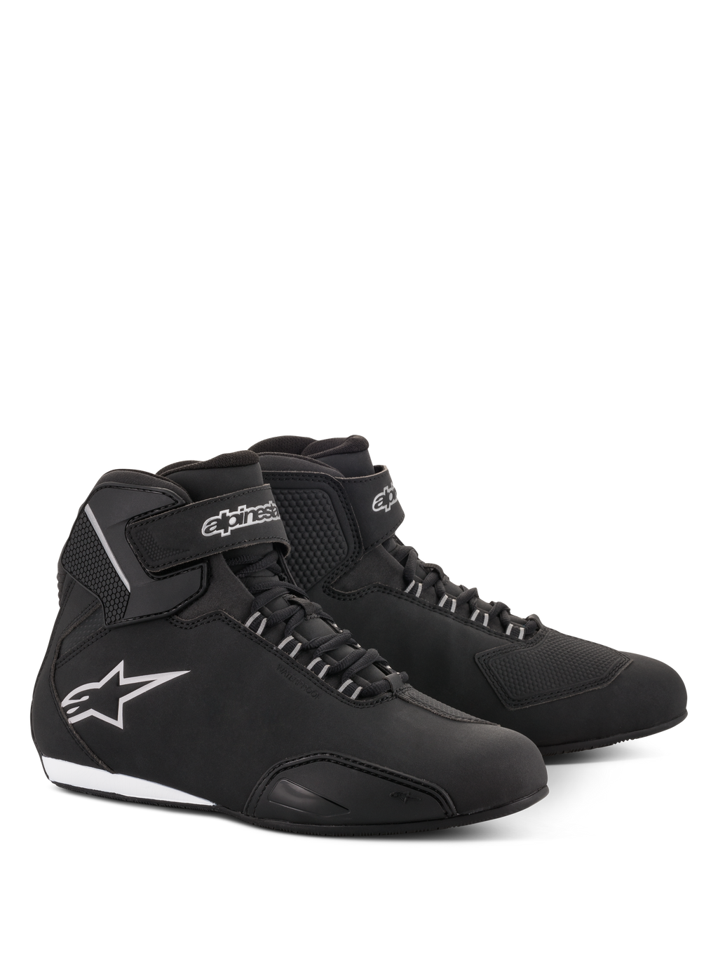 Alpinestars Stella Sektor Waterproof damesschoenen, motorrijschoenen, zwart en zilver, gestroomlijnd bovenwerk van microvezel met vetersluiting en klittenband enkelbandje, voorzien van een zilveren Alpinestars-sterlogo aan de zijkant en een slanke rubberen zool.
