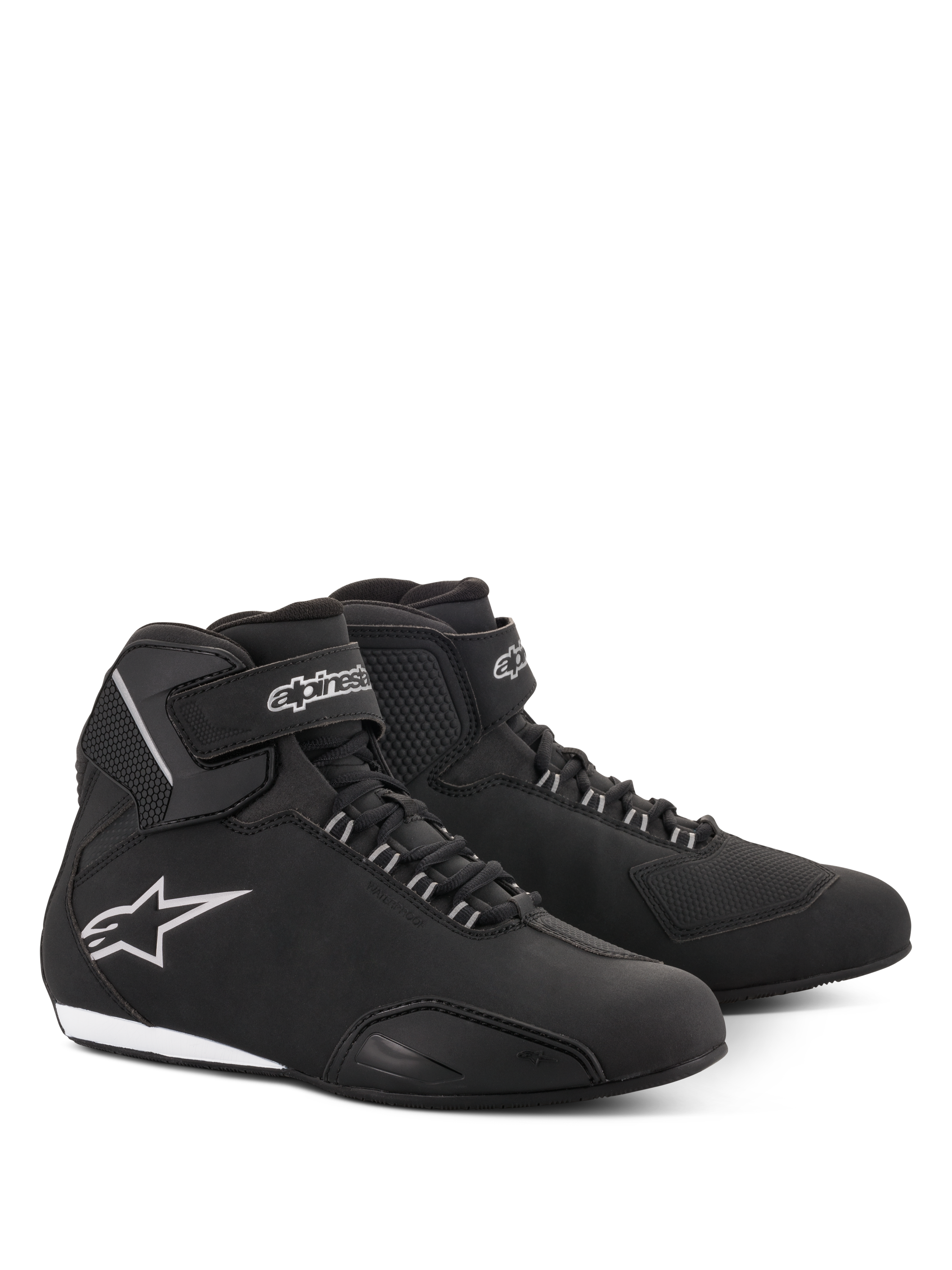 Alpinestars Stella Sektor Waterproof damesschoenen, motorrijschoenen, zwart en zilver, gestroomlijnd bovenwerk van microvezel met vetersluiting en klittenband enkelbandje, voorzien van een zilveren Alpinestars-sterlogo aan de zijkant en een slanke rubberen zool.
