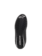 Alpinestars Stella Sektor Waterproof damesschoenen, onderaanzicht van de zwarte rubberen zool, met een getextureerd golvend grippatroon voor tractie, wit Alpinestars sterlogo en woordmerk, ontworpen voor waterafvoer en grip.