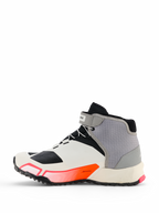 Alpinestars CR-X Dames Drystar® motorschoenen, motorfietsschoeisel in wit, midden grijs, zwart en Diva Pink, zijprofiel met een sportief ontwerp met een enkelband en dikke zool, ontworpen voor loopcomfort de hele dag door en bescherming