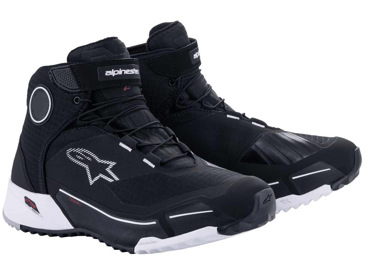 Alpinestars CR-X Drystar motorschoenen in zwart en wit, waterdichte motorschoenen in sportieve stijl met een witte buitenzool, zwart textiel bovenwerk met witte logo-accenten en beschermende enkelschijven.