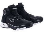 Alpinestars CR-X Drystar motorschoenen in zwart en wit, waterdichte motorschoenen in sportieve stijl met een witte buitenzool, zwart textiel bovenwerk met witte logo-accenten en beschermende enkelschijven.