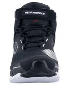 Alpinestars CR-X Drystar® Rijlaarzen, motorschoenen, zwart en wit, vooraanzicht met veters en Alpinestars-merkriem aan de bovenkant, witte zool met grove grip, op atletische hardloopschoenen geïnspireerd ontwerp voor weg- en adventure-ritten