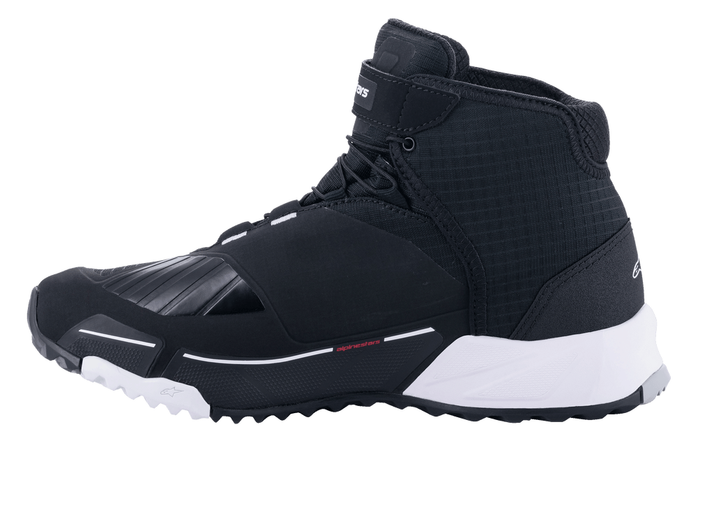 Alpinestars CR-X Drystar® motorschoenen, motorfietsschoenen, zwart en wit, zijprofiel met een op hardloopschoenen geïnspireerd ontwerp, waterdicht textiel bovenwerk, witte EVA-tussenzool en versterkt schakelgedeelte op de neus.