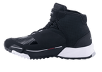 Alpinestars CR-X Drystar® motorschoenen, motorfietsschoenen, zwart en wit, zijprofiel met een op hardloopschoenen geïnspireerd ontwerp, waterdicht textiel bovenwerk, witte EVA-tussenzool en versterkt schakelgedeelte op de neus.