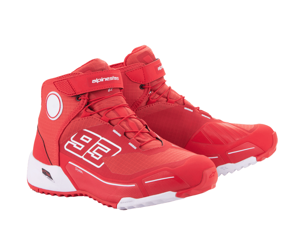 Alpinestars MM93 CR-X Drystar® rijschoenen, felrood en wit, zijaanzicht, met '93' graphic op de zijkant, Alpinestars-logo op de band, witte technische zool en een op hardloopschoenen geïnspireerd silhouet voor motorrijden