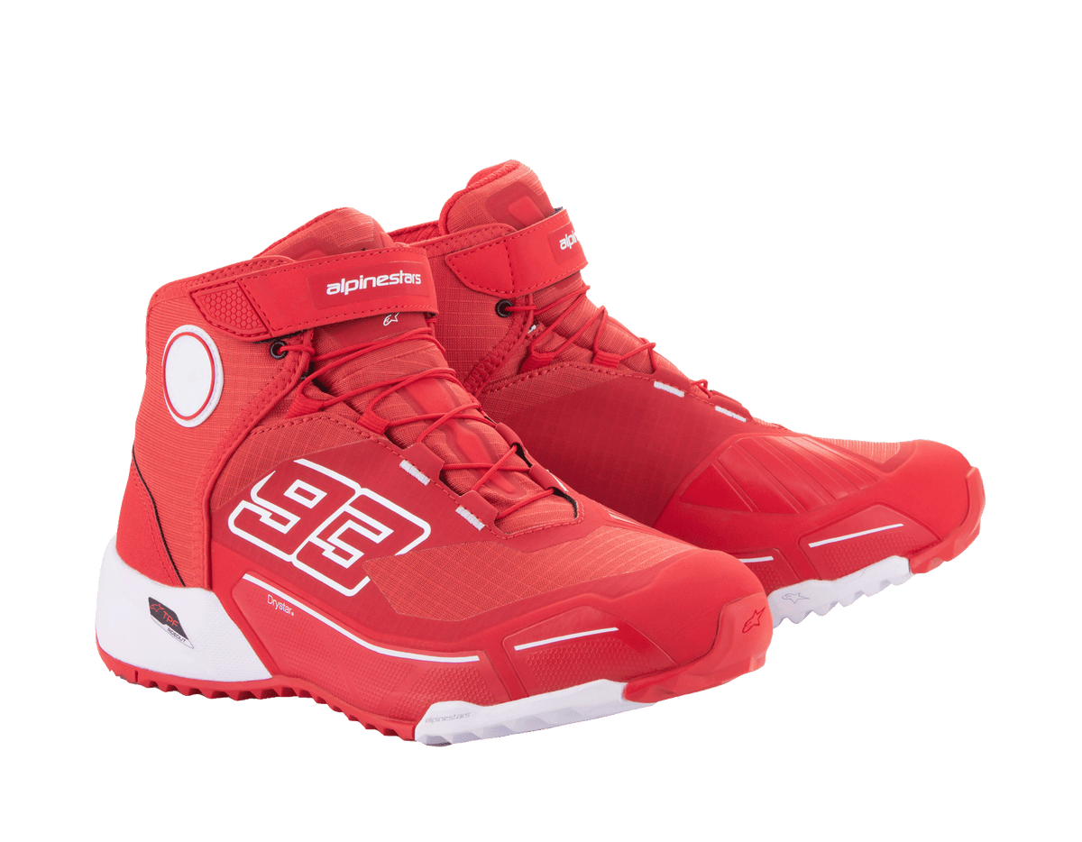 Alpinestars MM93 CR-X Drystar® rijschoenen, felrood en wit, zijaanzicht, met '93' graphic op de zijkant, Alpinestars-logo op de band, witte technische zool en een op hardloopschoenen geïnspireerd silhouet voor motorrijden
