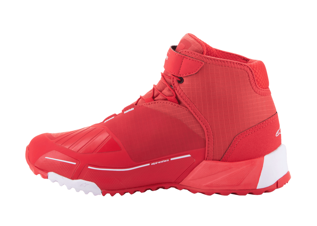 Alpinestars MM93 CR-X Drystar rijschoenen, motorrijschoenen, felrood en wit, zijaanzicht, gestroomlijnd sportief ontwerp met versterkt schakelvlak, witte hiel- en teenaccenten op een rode zool, motorschoenen voor stedelijk weggebruik