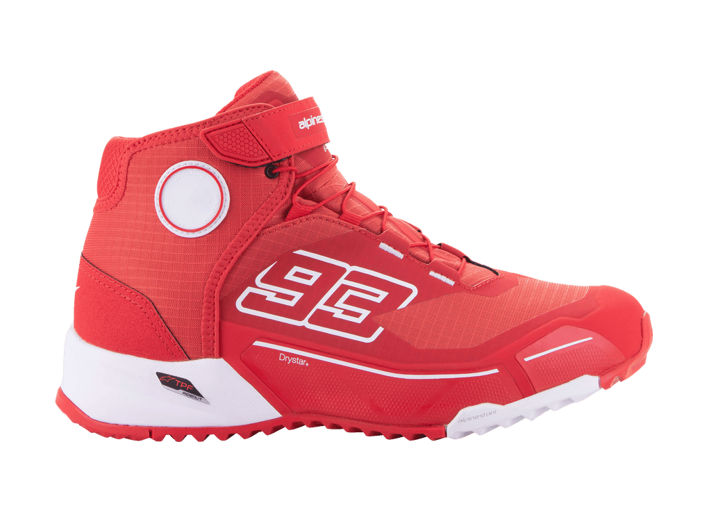 Alpinestars MM93 CR-X Drystar rijschoenen, urban motorschoenen, helder rood en wit, hoog model met het nummer 93 van Marc Márquez, waterdichte Drystar-technologie, bovenwerk van getextureerde stof met witte EVA-tussenzool en rode rubberen zool, klittenband en vetersluiting