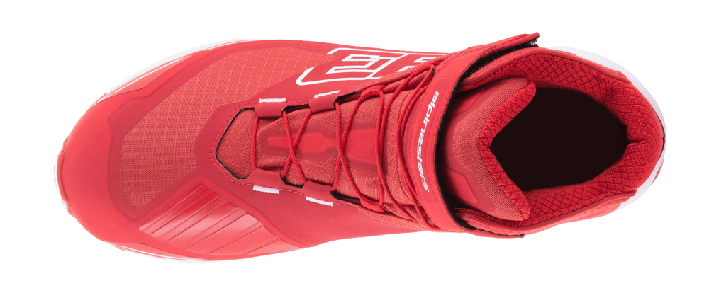 Alpinestars MM93 CR-X Drystar rijschoen, helderrood en wit, bovenaanzicht met vetersysteem en verstelbare enkelband, voorzien van groot 93-logo en Alpinestars-branding, waterdichte motorschoen met een op hardloopschoenen geïnspireerd ontwerp