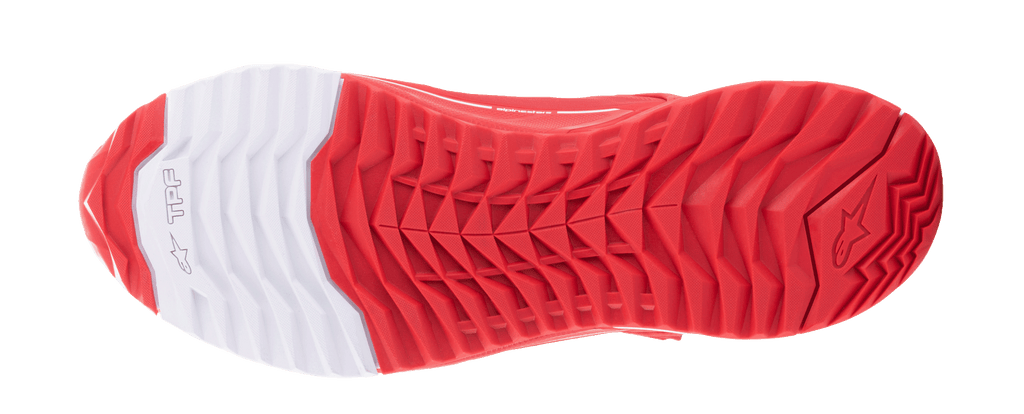 Alpinestars MM93 CR-X Drystar® rijschoenen, onderaanzicht van de zool, helderrood en wit, voorzien van een asymmetrische noppenconfiguratie voor grip, wit hielgedeelte met Alpinestars-sterlogo, oliebestendige dubbele rubbersamenstelling voor stabiliteit en loopcomfort