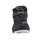 Alpinestars Speedflight Street schoenen, Black Gun Metal, vooraanzicht met mesh bovenwerk, klittenbandsluiting aan de enkel met MO.ST.EQ. branding en sterlogo's, eigentijdse urban motorrijschoenen
