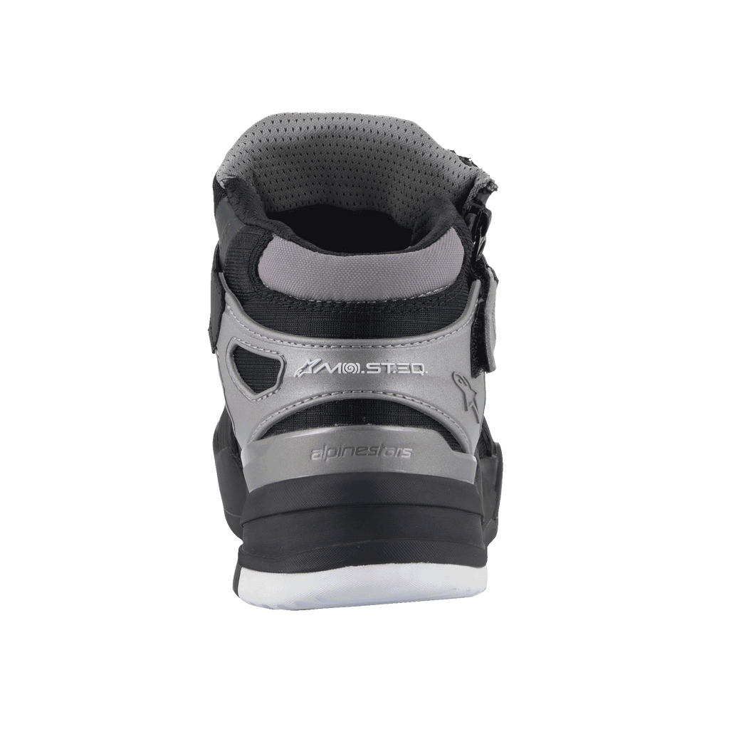 Alpinestars Speedflight Street Shoes, Black Gun Metal, achteraanzicht van urban motorrijschoen, voorzien van MO.ST.EQ-branding op de hiel, grijze en zwarte mesh en synthetische panelen, duurzame zool met textuur