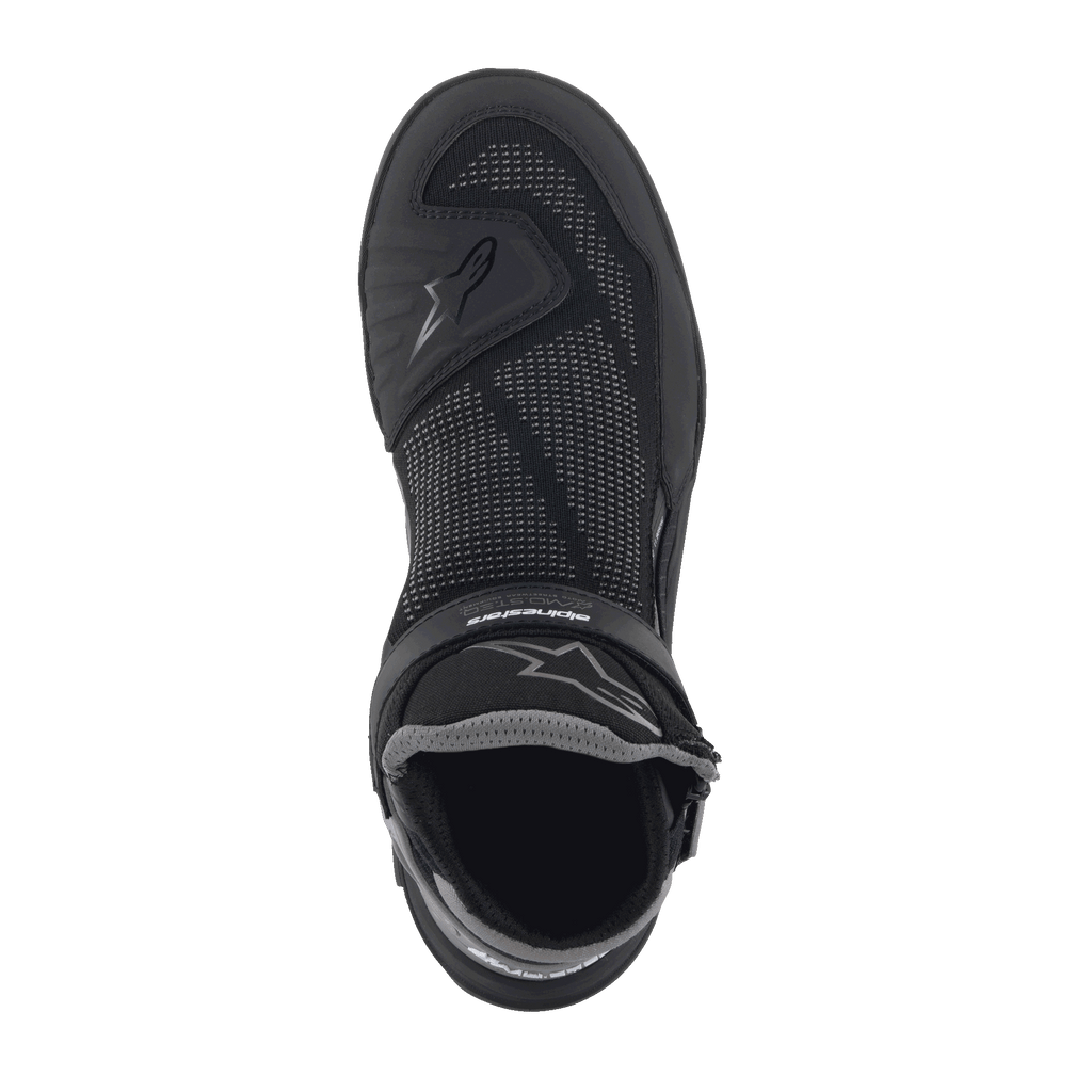 Alpinestars Speedflight Street Shoes, Black Gun Metal, bovenaanzicht van een enkele schoen met een mesh bovenwerk, TPU-verstevigingen en klittenband, urban motorschoenen