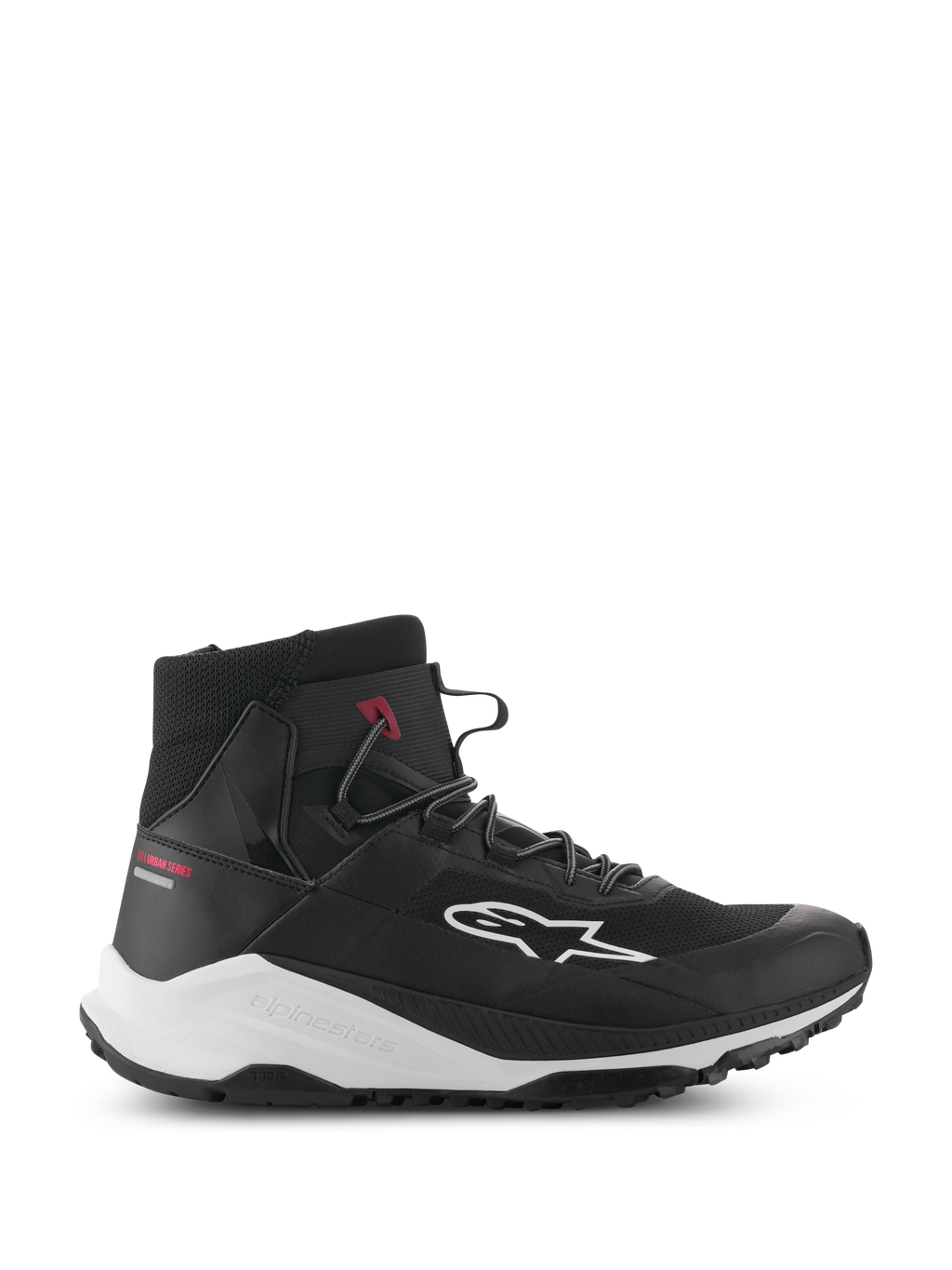 Alpinestars Speedforce XR schoenen, zwarte en witte hoge motorsneakers, urban rijschoenen, zijaanzicht met mesh textiel bovenwerk, wit logo aan de zijkant, dikke witte tussenzool met Alpinestars-branding en rode Urban Series tekst op de hiel