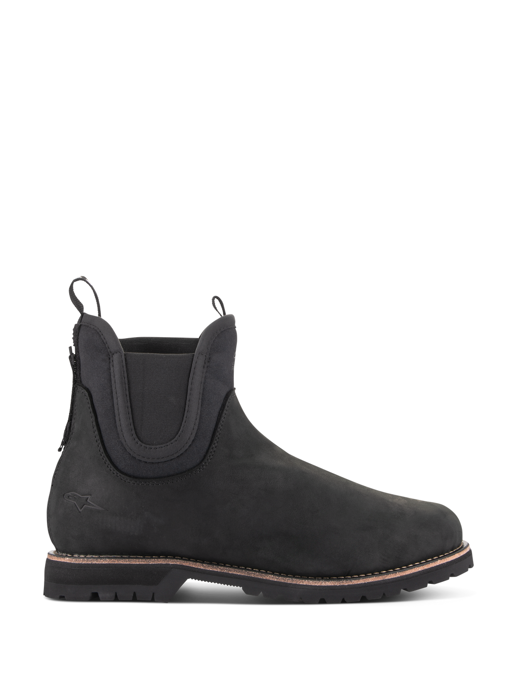 Alpinestars Turnstone schoenen in het zwart, Chelsea-stijl motor enkellaarzen, mat runderleer met elastische zijpanelen, dikke profielzool met een bruin randdetail, dubbele aantreklussen, beschermend urban motorschoeisel