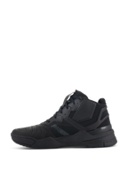 Alpinestars Speedflight schoenen, Black Black, zijaanzicht van performance motorrijschoenen, mid-top op sneakers geïnspireerd ontwerp met ripstop bovenwerk en naadloze versterkingspanelen, duurzaam volledig zwart atletisch silhouet