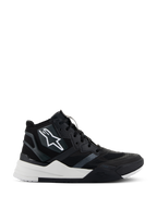Alpinestars Speedflight schoenen, hoge motorschoenen, zwart en wit, ripstop bovenwerk met naadloze versterkingen, wit sterlogo aan de zijkant, dual-density zool met dikke witte tussenzool en zwarte accenten, modern sneaker-geïnspireerd ontwerp voor stedelijk motorrijden