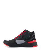 Alpinestars Speedflight schoenen, performance motorschoen, zwart met felrode en grijze accenten, zijaanzicht, met een bovenwerk van ripstop textiel, felrode veters en beschermende hielkap, sportieve motorschoen in sneakerstijl voor stedelijk woon-werkverkeer