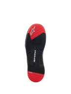Alpinestars Speedflight schoenen, motorschoenen, zicht op de onderkant van de zool, zwart en felrood, voorzien van wit Alpinestars-logo en TPF-branding, dual-density rubberen buitenzool met multidirectioneel grippatroon