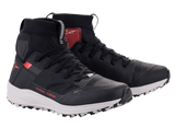 Alpinestars Speedforce schoenen, halfhoge motorschoenen, zwart, wit en rood, silhouet van een hardloopschoen, MATRYX textiel bovenwerk, witte tussenzool en rood Alpinestars-logo, technisch urban schoeisel voor rijden op de weg