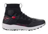 Alpinestars Speedforce schoenen, motorrijschoenen, zwart, wit en rood, zijaanzicht, hoog hardloopschoen-silhouet met MATRYX® textiel bovenwerk, witte tussenzool, rood sterlogo op de hiel en rode numerieke coördinaten op de zijkant, stedelijk beschermend schoeisel