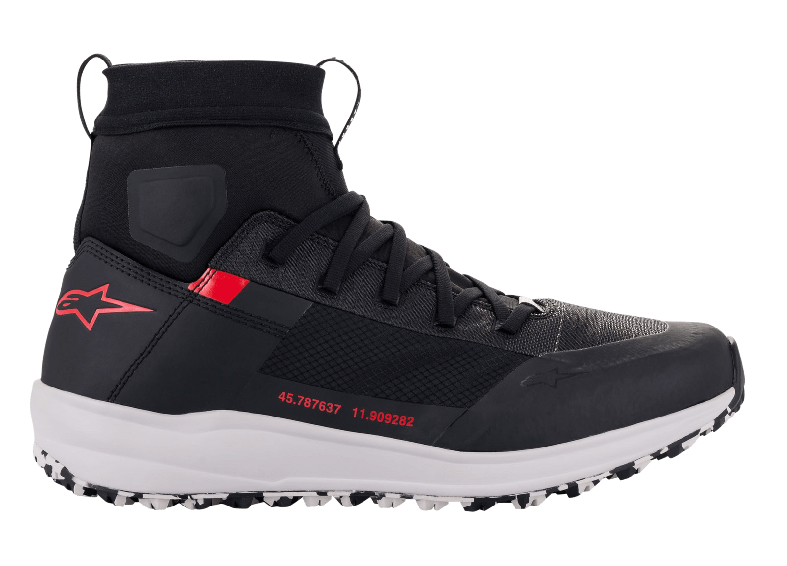 Alpinestars Speedforce schoenen, motorrijschoenen, zwart, wit en rood, zijaanzicht, hoog hardloopschoen-silhouet met MATRYX® textiel bovenwerk, witte tussenzool, rood sterlogo op de hiel en rode numerieke coördinaten op de zijkant, stedelijk beschermend schoeisel