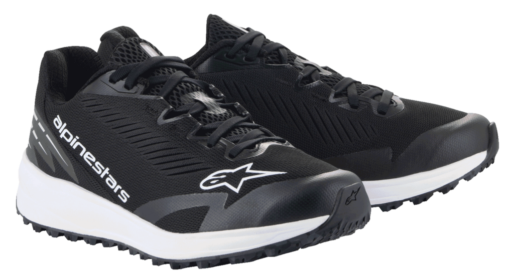 Alpinestars Meta Road V2 schoenen, sportieve schoenen, zwart en wit, ademend bovenwerk van mesh met witte Alpinestars-logo's, dikke witte tussenzool, atletisch ontwerp voor race-team werkkleding