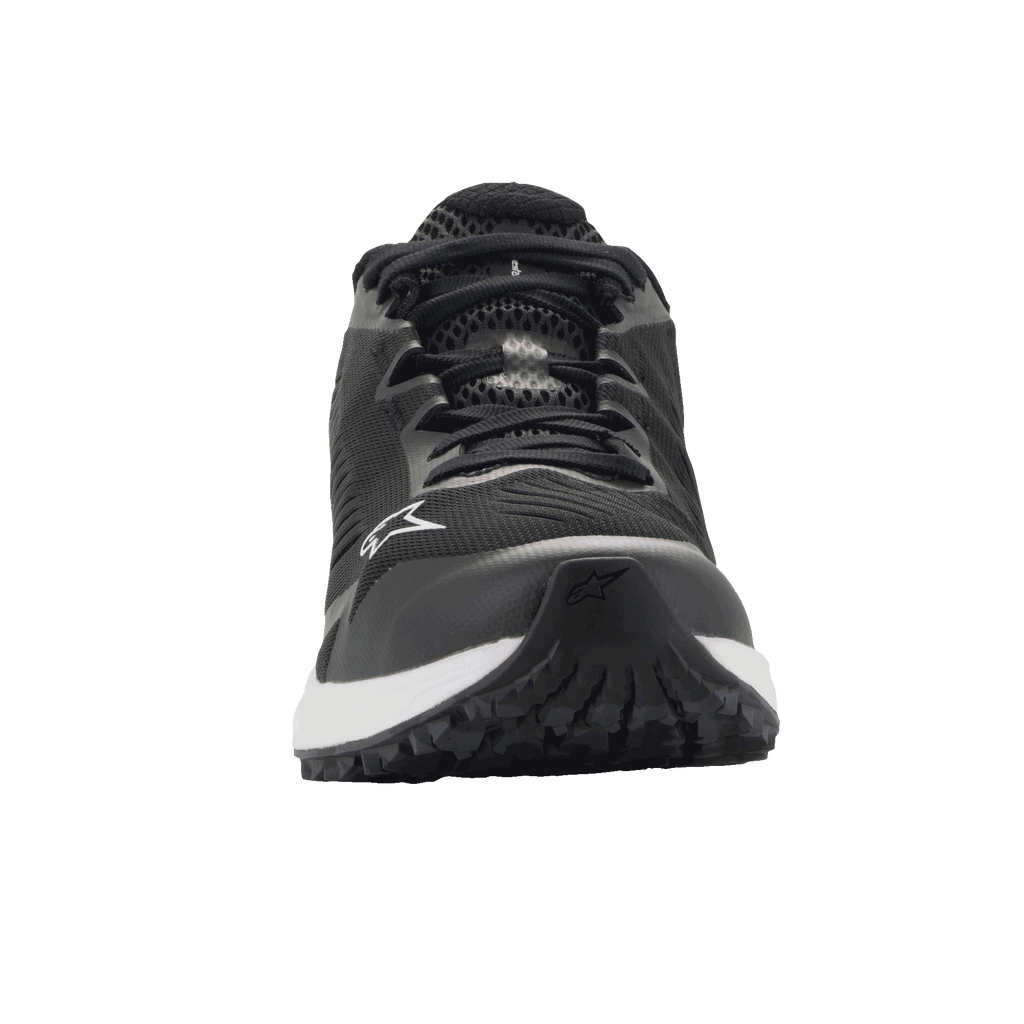 Alpinestars Meta Road V2 schoenen, sportswear schoenen, zwart en wit, vooraanzicht met ademende mesh-constructie, witte tussenzool en Alpinestars-logo op de zijkant en de neus, lichtgewicht op motorsport geïnspireerde werkkleding