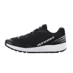 Alpinestars Meta Road V2 schoenen, sportswear schoenen, zwart en wit, ademend mesh bovenwerk met diagonale textuurribbels, dikke witte tussenzool, wit Alpinestars-logo op de zijkant, witte streepaccenten op de hiel, sportief ontwerp voor dagelijks gebruik en race-team werkkleding