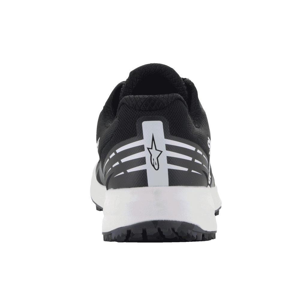 Alpinestars Meta Road V2 schoenen, sportswear schoenen, zwart en wit, achteraanzicht met wit Alpinestars-sterlogo en horizontale strepen op de hiel, witte tussenzool, lichtgewicht ademend ontwerp voor race-team werkkleding