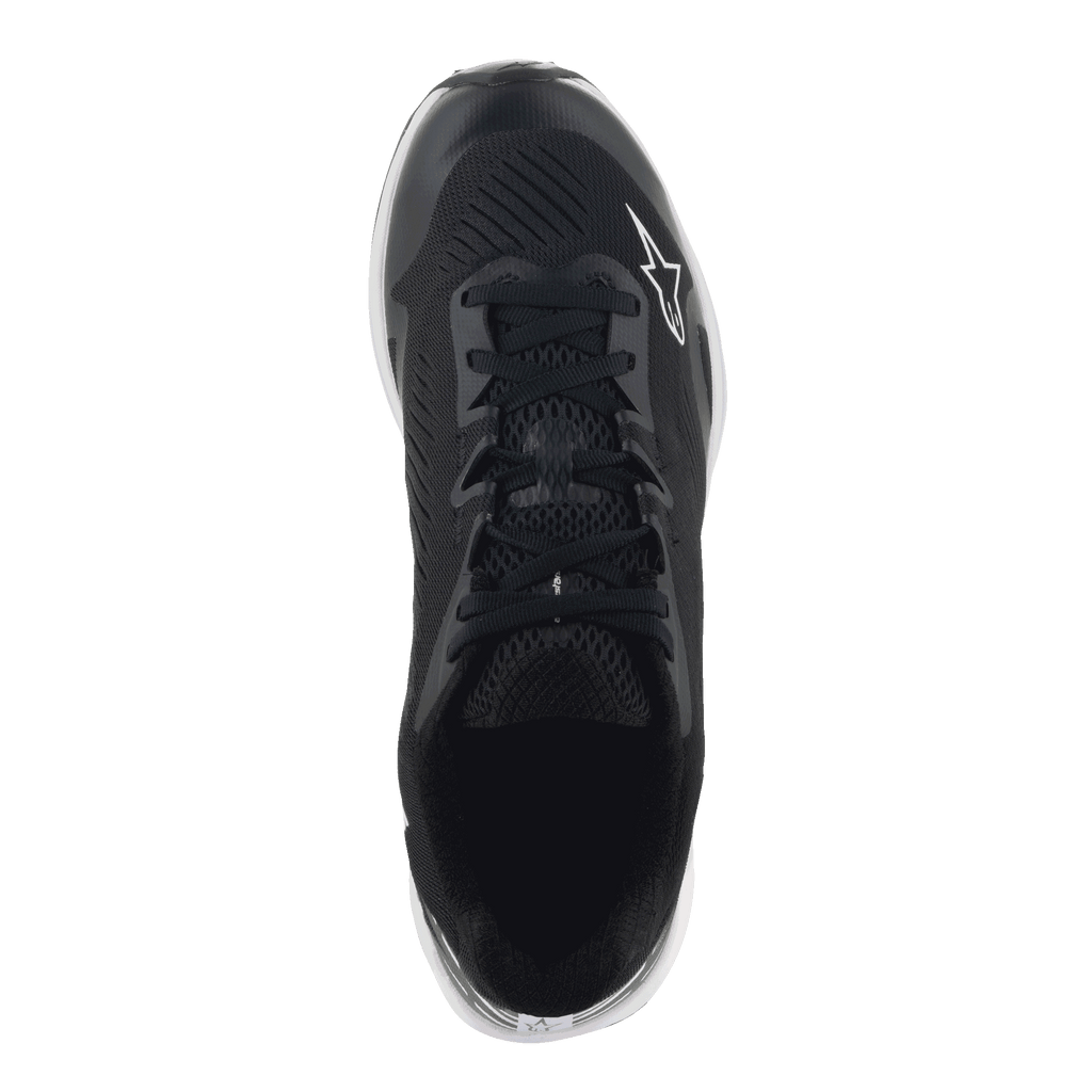 Alpinestars Meta Road V2 schoenen, sportswear schoenen, zwart en wit, bovenaanzicht met ademend synthetisch mesh-bovenwerk, zwarte veters en wit Astars-logo, ontworpen voor dagelijks comfort en race-team werkkleding.