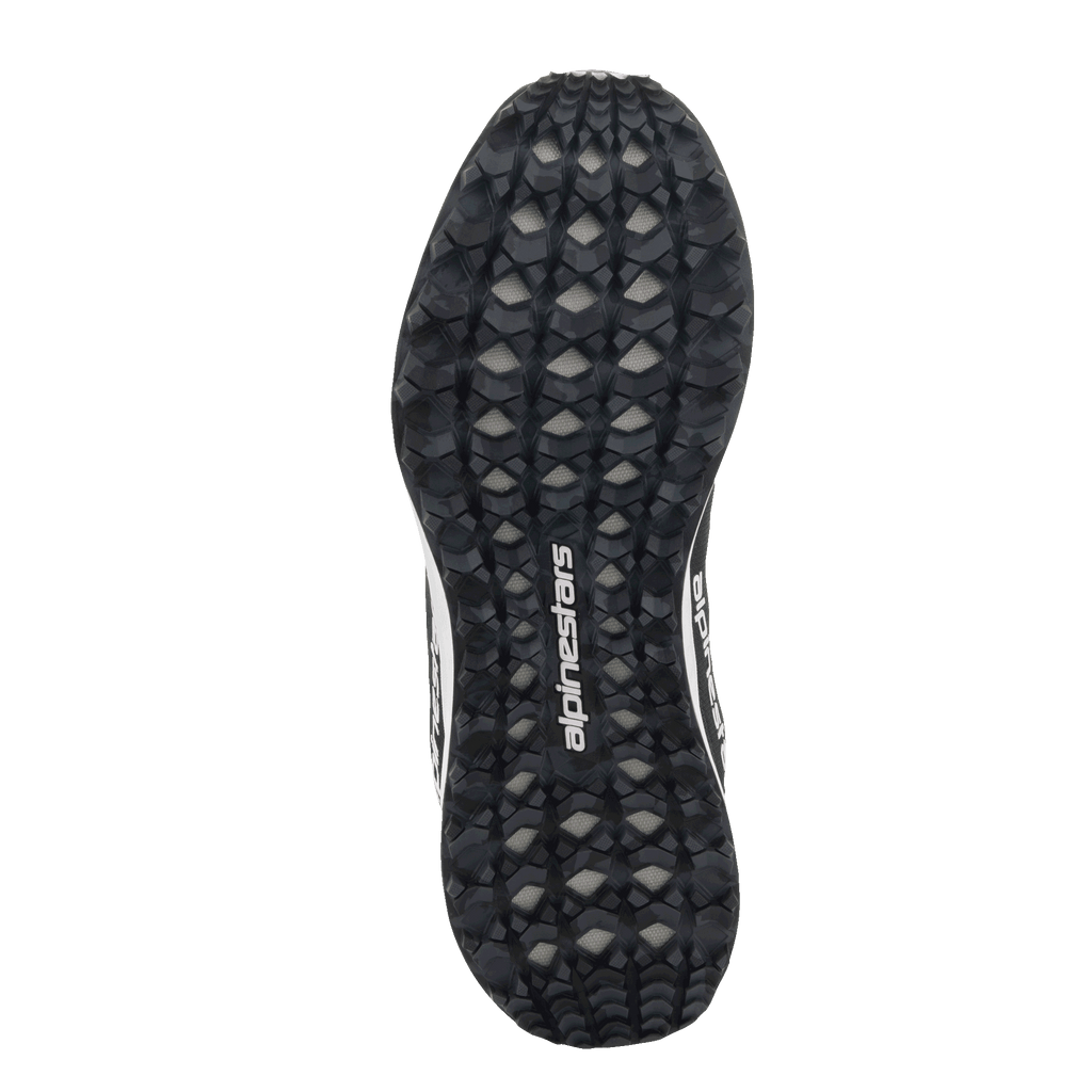Alpinestars Meta Road V2 schoenen, onderaanzicht van de buitenzool, zwart en grijs camouflage-stijl noppenprofiel, wit Alpinestars-woordmerklogo, duurzame rubberen zool voor grip op verschillende terreinen