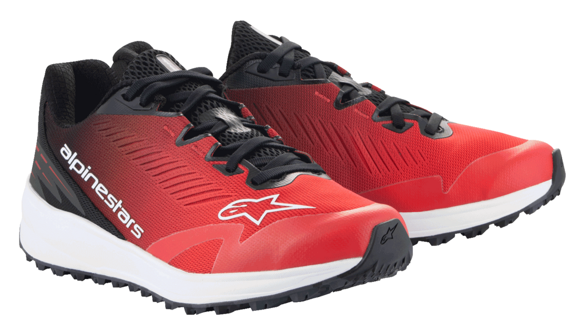 Alpinestars Meta Road V2 schoenen, sportieve schoenen, rood, zwart en wit, laag model met ademend rood mesh bovenwerk, zwarte accenten en veters, witte Alpinestars-branding en witte dempende tussenzool