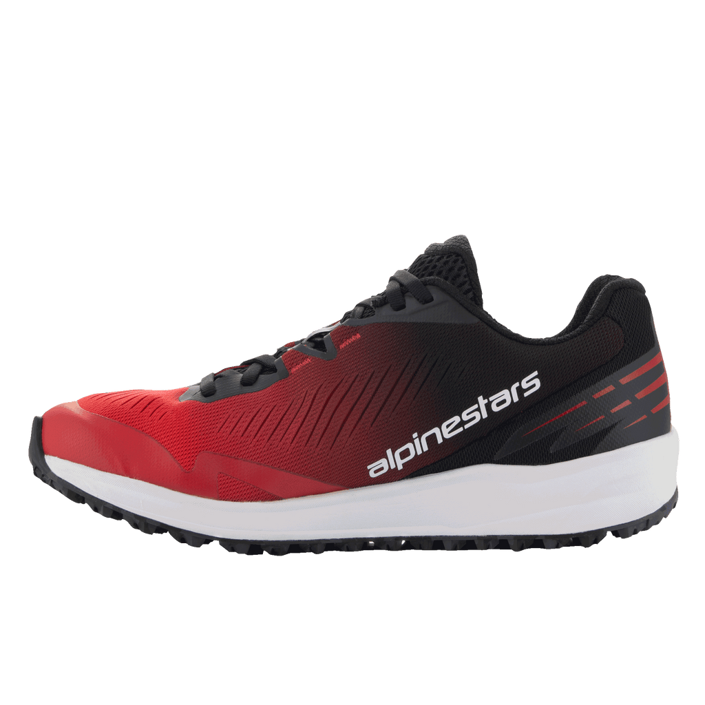 Alpinestars Meta Road V2 schoenen, sportswear schoenen, rood en zwart kleurverloop met witte tussenzool, zijprofiel met witte Alpinestars tekst-branding, lichtgewicht sportief ontwerp voor de hele dag comfort