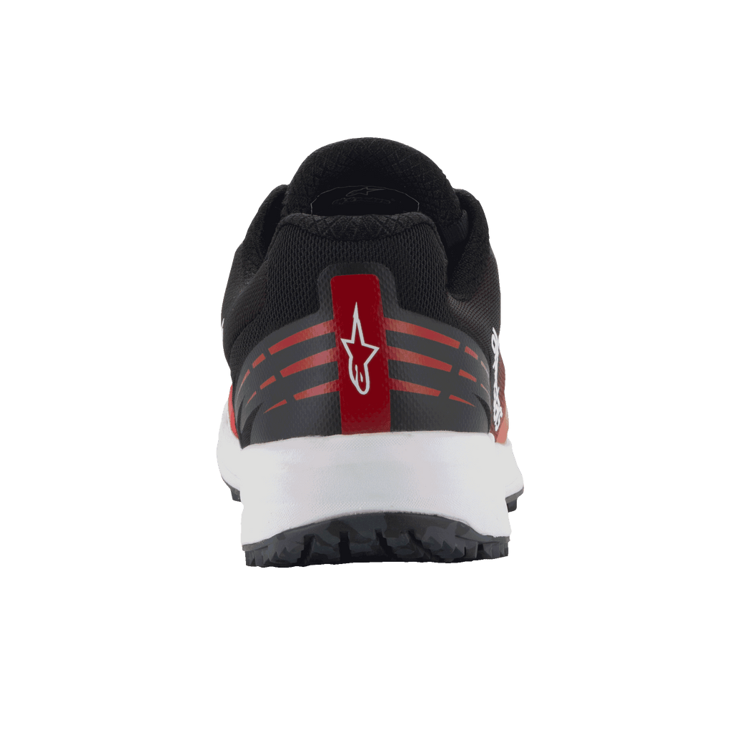Alpinestars Meta Road V2 schoenen, sportswear schoenen, rood, zwart en wit, achteraanzicht met hiel-detail met wit Astars-logo op een rode streep, horizontale rode accenten, zwart mesh bovenwerk en witte tussenzool