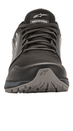 Alpinestars Meta Trail schoenen, prestatie hardloopschoen, zwart en donkergrijs, vooraanzicht, duurzame neuskap met sterlogo, mesh constructie met veters, robuuste oliebestendige rubberen buitenzool